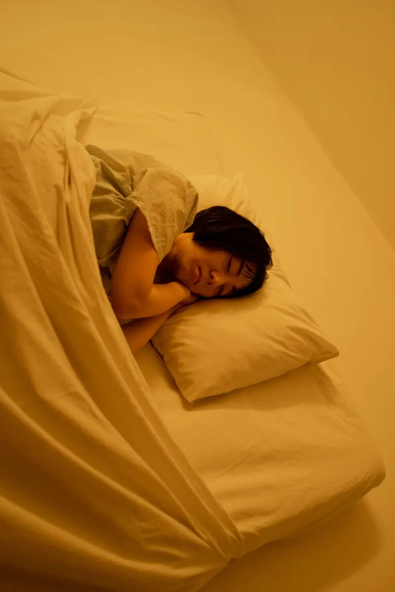 Does 8 Sleep work for cold sleepers? Person sleeping warm in a heated bed on a cold winter night